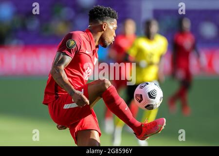 Orlando, USA. Juli 2021. 16. Juli 2021: Der Guadeloupe-Verteidiger MICKAEL ALPHONSE (12) erhält einen Pass während des CONCACAF Gold Cup 2021-Fußballmatches Guadeloupe gegen Jamaika am 16. Juli 2021 im Exploria Stadium in Orlando, FL. (Bild: © Cory Knowlton/ZUMA Press Wire) Bild: ZUMA Press, Inc./Alamy Live News Stockfoto