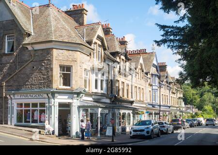 Einkaufen in Yewbarrow Terrace, Grange over Sands, Cumbria, England, Großbritannien Stockfoto