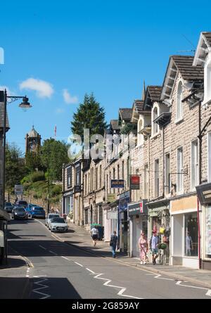 Paar, die die Main Street in Grange over Sands, Cumbria, England, Großbritannien, entlang gehen Stockfoto