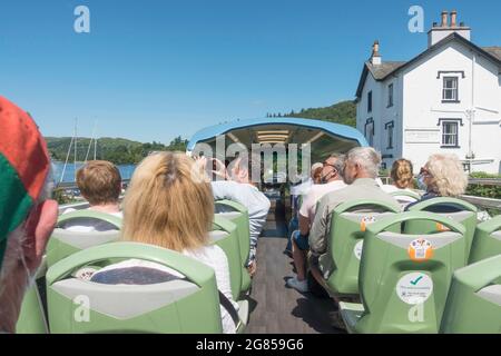 Besucher, die mit dem Lakesider Open-topped-Linienbus 599 von Windermere nach Grasmere in Cumbria, England, fahren Stockfoto