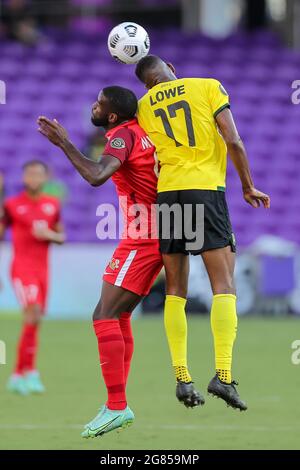 Orlando, USA. Juli 2021. 16. Juli 2021: Jamaika-Verteidiger DAMION LOWE (17) erhält einen Header während des CONCACAF Gold Cup 2021 Guadeloupe gegen Jamaica Fußballmatches im Exploria Stadium in Orlando, FL am 16. Juli 2021. (Bild: © Cory Knowlton/ZUMA Press Wire) Bild: ZUMA Press, Inc./Alamy Live News Stockfoto