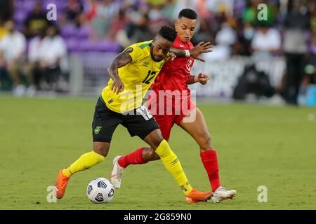 Orlando, USA. Juli 2021. 16. Juli 2021: Jamaica Forward JUNIOR FLEMMINGS (12) tritt beim CONCACAF Gold Cup Guadeloupe gegen Jamaica Fußballspiel 2021 im Exploria Stadium in Orlando, FL am 16. Juli 2021 um den Ball an. (Bild: © Cory Knowlton/ZUMA Press Wire) Bild: ZUMA Press, Inc./Alamy Live News Stockfoto