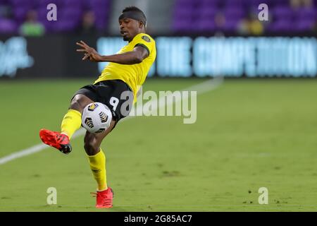 Orlando, USA. Juli 2021. 16. Juli 2021: Der Jamaika-Stürmer CORY BURKE (9) macht beim CONCACAF Gold Cup 2021 Guadeloupe gegen Jamaica-Fußballspiel im Exploria Stadium in Orlando, FL am 16. Juli 2021 einen Pass. (Bild: © Cory Knowlton/ZUMA Press Wire) Bild: ZUMA Press, Inc./Alamy Live News Stockfoto