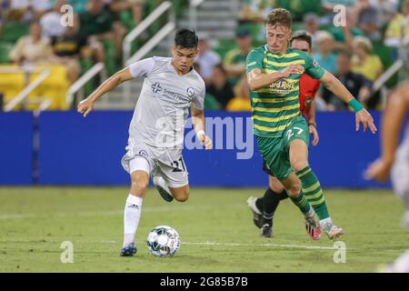 St. Petersburg, FL USA; Hartford Athletic Forward Jeciel Cedeño (21) dribbelt den Ball, während Tampa Bay Rowdies Mittelfeldspieler Jordan Doherty (22) es versucht Stockfoto