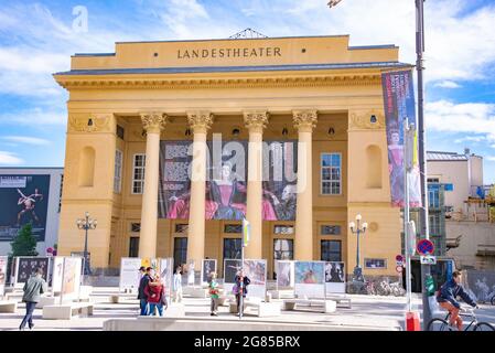 Blick auf das Tiroler Landestheater Innsbruck oder das Tiroler Landestheater, den Eingang oder die Fassade des Haupthauses in der Altstadt. Aufgenommen in Innsbruck, Österreich auf O Stockfoto