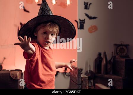 Halloween Kinderdekoration und Kinder gruseliges Konzept. Halloween Hintergrund. 31. oktober. Horrorgesichter. Ausdruck Gesicht - überrascht niedlichen Jungen. Stockfoto