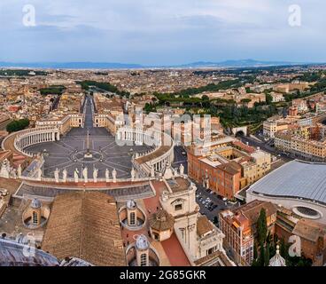 Luftaufnahme über das Vatikanische Museum, den Petersplatz, die Vatikanischen Gärten und den Panoramablick, das Stadtbild von Rom, Italien Stockfoto