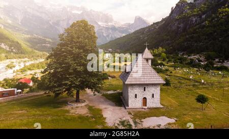 Eine katholische Kirche im Dorf Theth in Prokletije in den Aflucht-Bergen Albaniens. Die Gemeinde liegt im Zentrum des Theth-Nationalparks Stockfoto