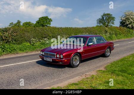 1996 90s Daimler 1996 DOUBLE SIX LWB 3080ccm Luxuslimousine auf dem Weg zur Capesthorne Hall Classic Car Show im Mai, Ceshire, Großbritannien Stockfoto