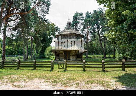 Die griechisch-katholische Holzkirche St. Bazyli in Belzec, erbaut 1756, befindet sich auf dem ehemaligen Friedhof, umgeben von alten Bäumen. Belzec, Roztocze, Polen Stockfoto