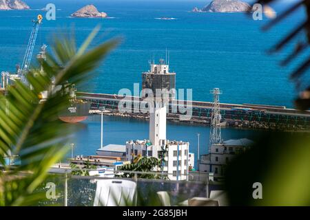 Hochwinkelansicht eines Turms im Hafen von Skikda. Stockfoto