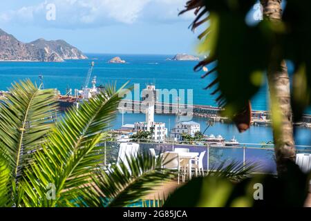 Hochwinkelansicht eines Turms im Hafen von Skikda. Stockfoto