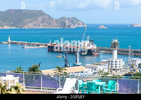 Blick auf den Hafen von Skikda, Schiffscontainer, Öltankschiffe. Stockfoto