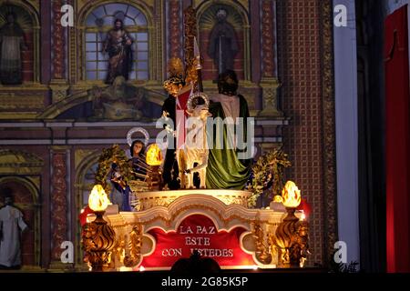 Die Anda (Float) von Jesus trägt das Kreuz von Kirchenmännern während der Prozession des Heiligen Kreuzes am Karfreitag Semana Santa oder Karwoche Feier in der Stadt Antigua Guatemala getragen Stockfoto