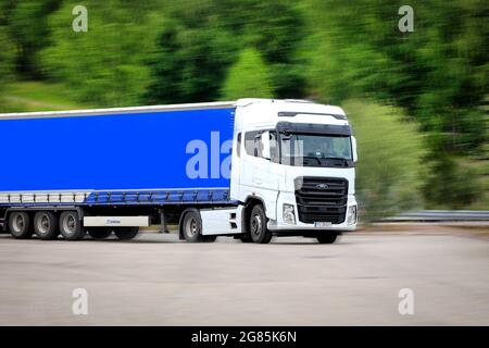 Ford F-MAX, schwerer Lkw von Ford Otosan, PL-Platten, verlassen Lkw-Stopp in Salo, Finnland. 9. Juli 2021.Bewegungsunschärfe in Post-Prod. Hinzugefügt. Stockfoto