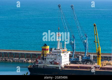 Blick auf den Hafen von Skikda, Schiffscontainer, Öltankschiffe. Stockfoto