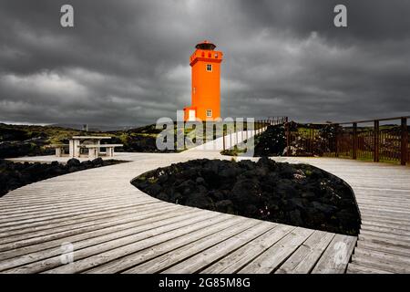 Typischer isländischer oranger Leuchtturm von Svörtuloft auf der Halbinsel Snaefellsnes. Stockfoto