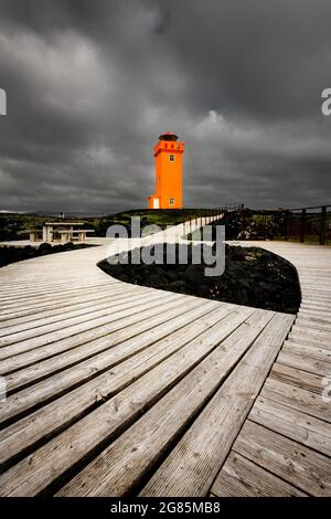 Typischer isländischer oranger Leuchtturm von Svörtuloft auf der Halbinsel Snaefellsnes. Stockfoto