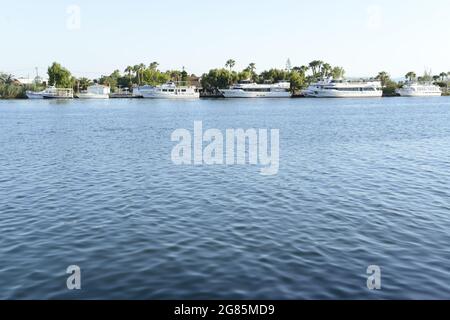 Bootsfahrt auf dem Fluss Ebro, Deltebre, Riumar, Isla de buda, Baix Ebre, Tarragona, Spanien Stockfoto