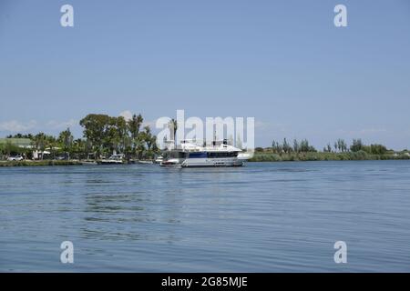 Bootsfahrt auf dem Fluss Ebro, Deltebre, Riumar, Isla de buda, Baix Ebre, Tarragona, Spanien Stockfoto