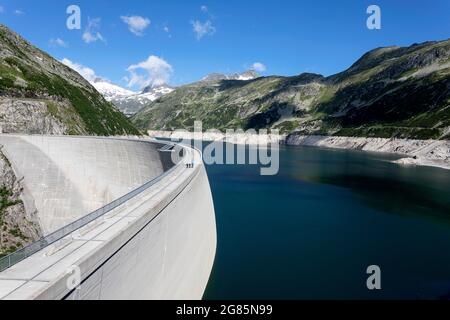 Menschen, die auf einem Wasserkraftwerk am Stausee Kolnbreinsperre, im Maltatal, in Kärnten, Österreich, wandern Stockfoto