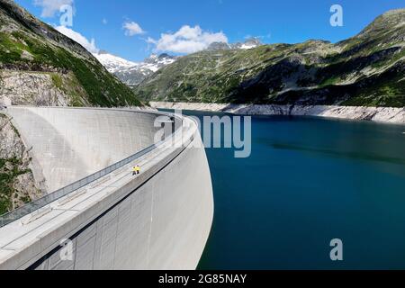 Mutter und Sohn wandern auf einem Bergdamm am Stausee Kolnbreinsperre, Maltatal, Kärnten, Österreich Stockfoto