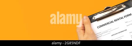 Man Hold Townhouse House Mietvertrag Formular. Banner mit Kopierbereich Stockfoto