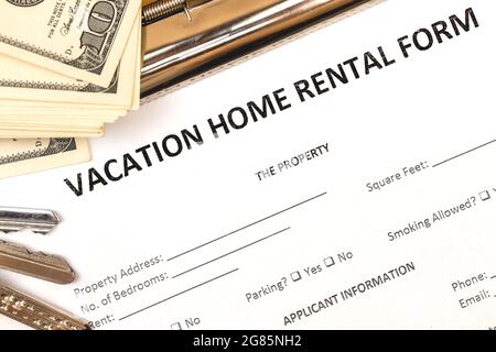 Hypothek und Vermietung Wohnimmobilien Antragsformular. Urlaubskonzept. Hausschlüssel, Geld, Blick von oben Stockfoto