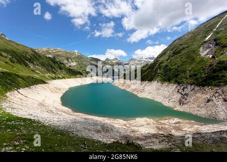 Luftaufnahme des halbleeren Kölnbreinsperre-Stausees am Ende der Hochalpenstraße von Malta, Kärnten, Österreich Stockfoto