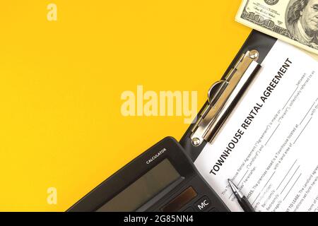 Townhouse Mietvertrag Formular. Büro-Desktop mit Rechner, Stift und Geld. Draufsicht und Kopierbereich Stockfoto