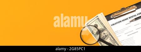 Banner Ferienhaus Mietformular. Hypothekenkredit-Konzept, Zwischenablage mit Zustimmung, Geld und Stift. Draufsicht Stockfoto