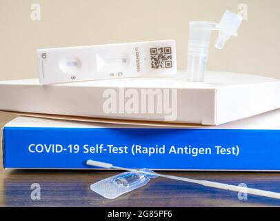 Nahaufnahme eines Selbsttest-Kits ohne Markenangabe für Covid-19-Schnellantigen, wobei der Inhalt eines Tests sofort einsatzbereit ist. Stockfoto