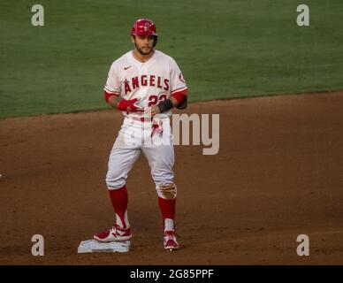 Anaheim, USA. Juli 2021. Der Angels' David Fletcher steht auf der zweiten Basis nach Verlängerung seiner 25 Spiel schlagen Streifen mit einem Doppel im Spiel gegen die Seattle Mariners im Angel Stadium in Anaheim am Freitag, 16. Juli 2021. Foto von Michael Goulding/UPI Credit: UPI/Alamy Live News Stockfoto