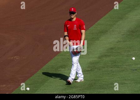 Anaheim, USA. Juli 2021. Shohei Ohtani erwärmt sich vor dem Spiel gegen die Seattle Mariners im Angel Stadium in Anaheim am Freitag, den 16. Juli 2021. Foto von Michael Goulding/UPI Credit: UPI/Alamy Live News Stockfoto