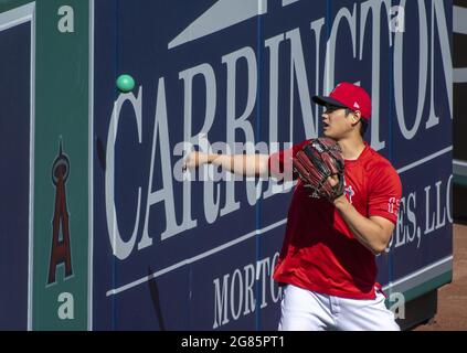 Anaheim, USA. Juli 2021. Shohei Ohtani erwärmt sich vor dem Spiel gegen die Seattle Mariners im Angel Stadium in Anaheim am Freitag, den 16. Juli 2021. Foto von Michael Goulding/UPI Credit: UPI/Alamy Live News Stockfoto