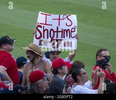 Anaheim, USA. Juli 2021. Fans zeigen ihre Unterstützung für Shohei Ohtani vor dem Spiel gegen die Seattle Mariners im Angel Stadium in Anaheim am Freitag, den 16. Juli 2021. Foto von Michael Goulding/UPI Credit: UPI/Alamy Live News Stockfoto