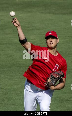 Anaheim, USA. Juli 2021. Shohei Ohtani erwärmt sich vor dem Spiel gegen die Seattle Mariners im Angel Stadium in Anaheim am Freitag, den 16. Juli 2021. Foto von Michael Goulding/UPI Credit: UPI/Alamy Live News Stockfoto