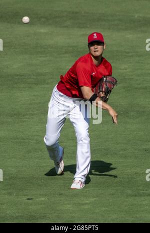 Anaheim, USA. Juli 2021. Shohei Ohtani erwärmt sich vor dem Spiel gegen die Seattle Mariners im Angel Stadium in Anaheim am Freitag, den 16. Juli 2021. Foto von Michael Goulding/UPI Credit: UPI/Alamy Live News Stockfoto