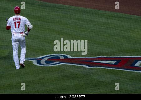 Anaheim, USA. Juli 2021. Shohei Ohtani geht am Freitag, den 16. Juli 2021, zu seinem Schläger im Spiel gegen die Seattle Mariners im Angel Stadium in Anaheim. Foto von Michael Goulding/UPI Credit: UPI/Alamy Live News Stockfoto