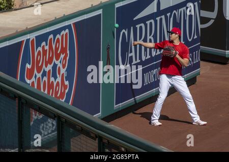 Anaheim, USA. Juli 2021. Shohei Ohtani erwärmt sich vor dem Spiel gegen die Seattle Mariners im Angel Stadium in Anaheim am Freitag, den 16. Juli 2021. Foto von Michael Goulding/UPI Credit: UPI/Alamy Live News Stockfoto