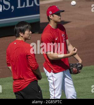 Anaheim, USA. Juli 2021. Shohei Ohtani erwärmt sich vor dem Spiel gegen die Seattle Mariners im Angel Stadium in Anaheim am Freitag, den 16. Juli 2021. Foto von Michael Goulding/UPI Credit: UPI/Alamy Live News Stockfoto