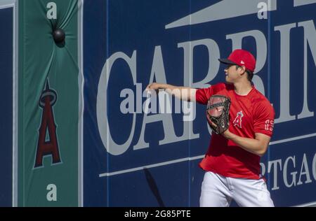 Anaheim, USA. Juli 2021. Shohei Ohtani erwärmt sich vor dem Spiel gegen die Seattle Mariners im Angel Stadium in Anaheim am Freitag, den 16. Juli 2021. Foto von Michael Goulding/UPI Credit: UPI/Alamy Live News Stockfoto