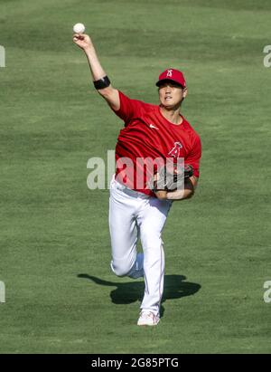 Anaheim, USA. Juli 2021. Shohei Ohtani erwärmt sich vor dem Spiel gegen die Seattle Mariners im Angel Stadium in Anaheim am Freitag, den 16. Juli 2021. Foto von Michael Goulding/UPI Credit: UPI/Alamy Live News Stockfoto