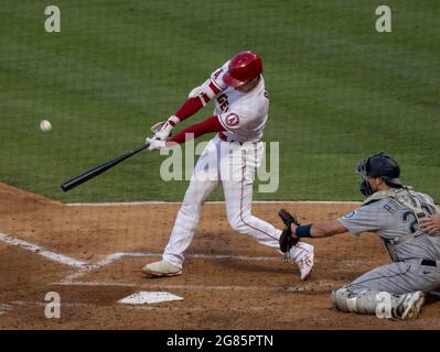 Anaheim, USA. Juli 2021. Shohei Ohtani fliegt im dritten Inning des Spiels gegen die Seattle Mariners im Angel Stadium in Anaheim am Freitag, den 16. Juli 2021. Foto von Michael Goulding/UPI Credit: UPI/Alamy Live News Stockfoto