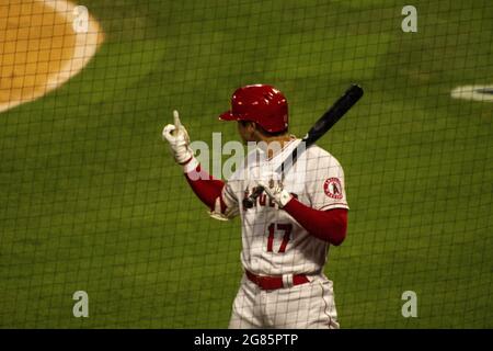 Anaheim, USA. Juli 2021. Shohei Ohtani erwärmt sich vor dem Spiel gegen die Seattle Mariners im Angel Stadium in Anaheim am Freitag, den 16. Juli 2021. Foto von Michael Goulding/UPI Credit: UPI/Alamy Live News Stockfoto