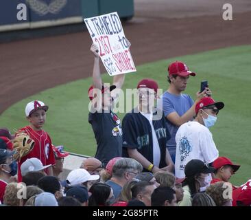 Anaheim, USA. Juli 2021. Fans zeigen ihre Unterstützung für Shohei Ohtani vor dem Spiel gegen die Seattle Mariners im Angel Stadium in Anaheim am Freitag, den 16. Juli 2021. Foto von Michael Goulding/UPI Credit: UPI/Alamy Live News Stockfoto