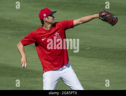 Anaheim, USA. Juli 2021. Shohei Ohtani erwärmt sich vor dem Spiel gegen die Seattle Mariners im Angel Stadium in Anaheim am Freitag, den 16. Juli 2021. Foto von Michael Goulding/UPI Credit: UPI/Alamy Live News Stockfoto