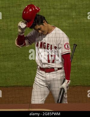 Anaheim, USA. Juli 2021. Shohei Ohtani kehrt zum Dugout zurück, nachdem er am Freitag, den 16. Juli 2021, im siebten Inning gegen die Seattle Mariners im Angel Stadium in Anaheim auftrat. Foto von Michael Goulding/UPI Credit: UPI/Alamy Live News Stockfoto