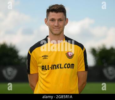 Dresden, Deutschland. Juli 2021. Fußball: 2. liga, Medientag, SG Dynamo Dresden, Saison 2021/2021, in der Aok Plus Walter-Fritzsch-Akademie. Spieler Robin Becker. Kredit: Robert Michael/dpa-Zentralbild/dpa - WICHTIGER HINWEIS: Gemäß den Bestimmungen der DFL Deutsche Fußball Liga und/oder des DFB Deutscher Fußball-Bund ist es untersagt, im Stadion und/oder vom Spiel aufgenommene Fotos in Form von Sequenzbildern und/oder videoähnlichen Fotoserien zu verwenden oder zu verwenden./dpa/Alamy Live News Stockfoto