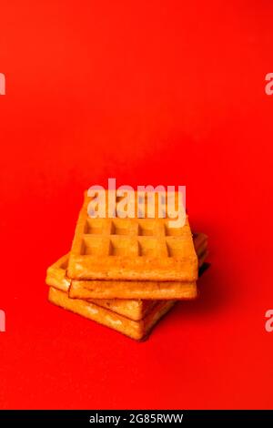 Frische Waffel mit Füllung auf rotem Hintergrund. Stockfoto